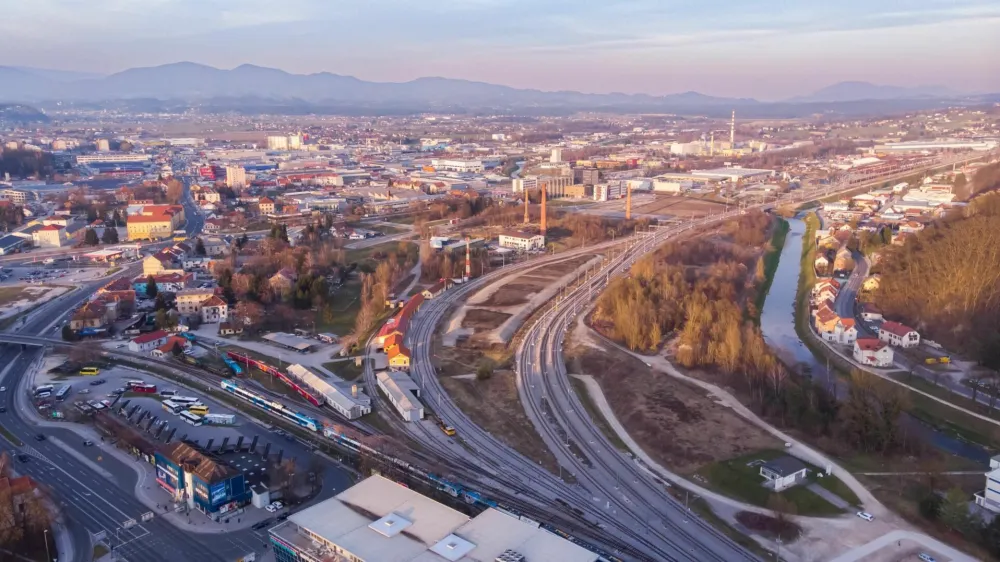 Območje stare Cinkarne bi lahko z okoljsko sanacijo, krajinskim oblikovanjem in urbanim načrtovanjem rešili tudi negativne konotacije. 