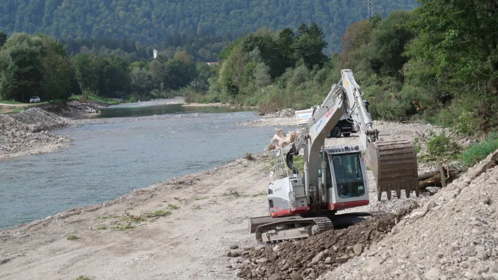 vodna ujma, Savinja, Letuška gmajna, nabrežje, urejanje. Foto: Tatjana Pihlar 