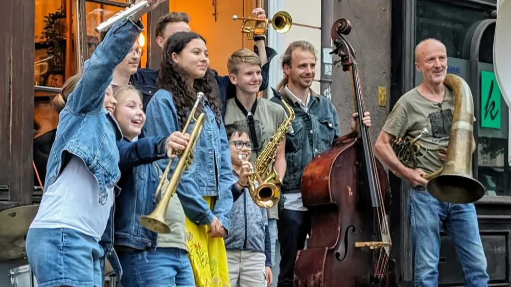 Udeleženci šole Jazz Ravne, ki se družijo pod imenom Jazz Mulci, bodo gostovali tudi na Hrvaškem, pri prijateljskem festivalu Jazz u vinogradu. Desno ob njih njihov mentor Samo Kolar. Foto: arhiv Festivala slovenskega jazza