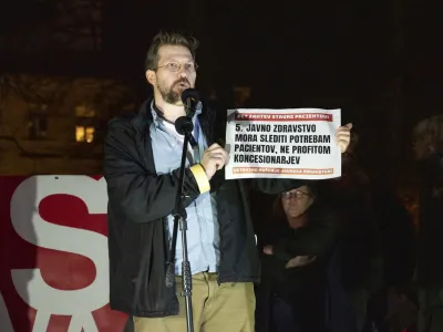 predstavnik iniciative Glas ljudstva Jaša Jenull- 10.01.2023 – Protest na Trgu republike - stavka pacientov v organizaciji civilne iniciative Glas ljudstva - protestni shod v okviru kampanje Ustavimo rušenje javnega zdravstva! - //FOTO: Nik Erik Neubauer