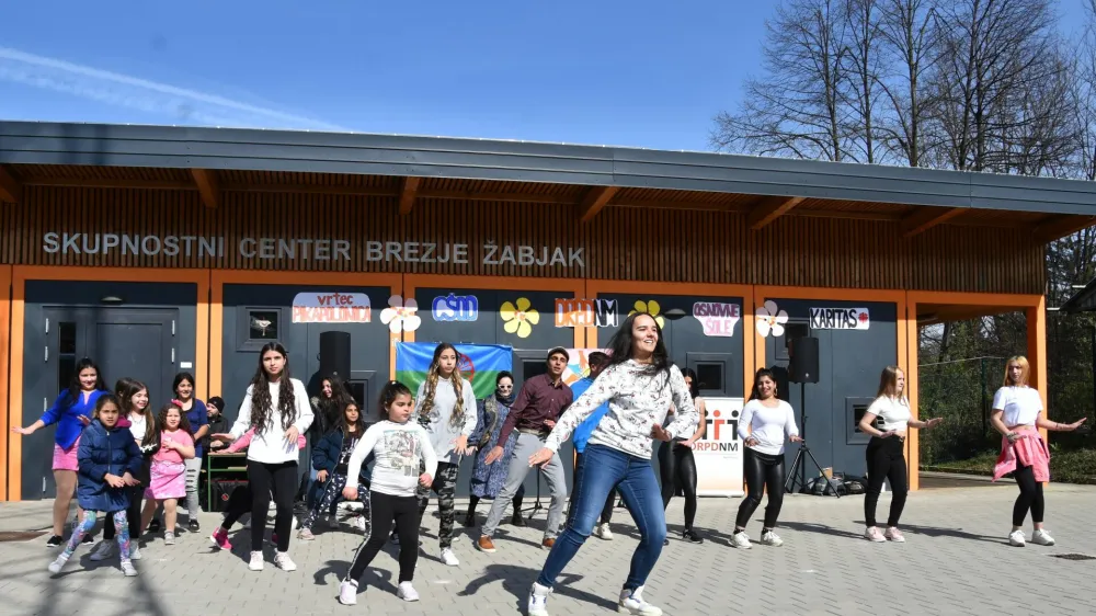 Dnevni center za romske otroke v naselju Brezje je zanje kot nekakšen drugi dom, kjer jim med drugim zagotavljajo učno pomoč, različne prostočasne aktivnosti in aktivnosti za boljše duševno zdravje. Foto: Društvo za razvijanje prostovoljnega dela Novo mesto