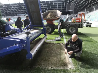 Prvič letos so travo v Stožicah prenovili že marca. Foto: Luka Cjuha