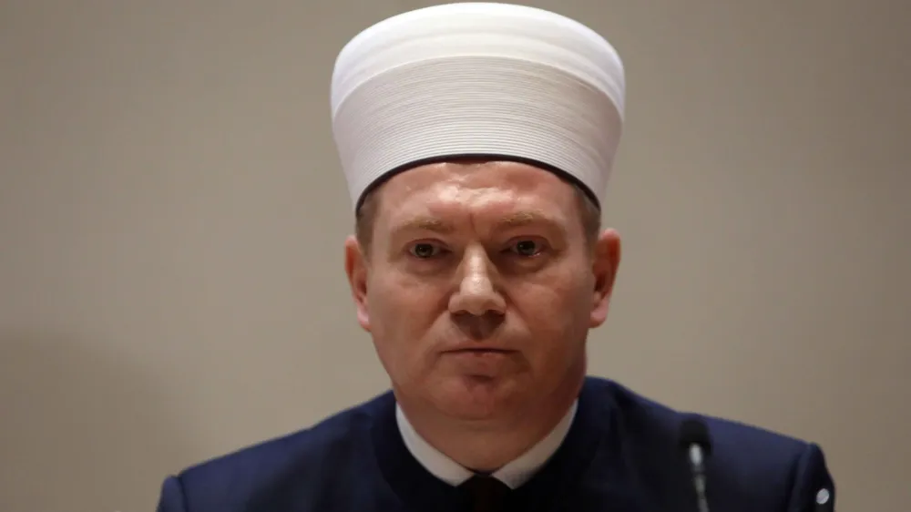 Nevzet Porić
mufti Islamske skupnosti v Sloveniji

Sprašujem se, kdaj smo začeli v kosu mesa videti razliko med našimi in vašimi? Foto: Tomaž Skale