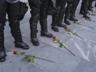 ﻿- simbolična fotografija - policija - policisti - nageljni- 15.09.2021 – Trg republike – protest nasprotnikov uvajanja ukrepov PCT (preboleli, cepljeni, testirani) – protestni shod okoli 8000 protestnikov združena pod protestnim sloganom "Upor ljudstva". ki je zahtevala odpravo PCT-ukrepov – Epidemija koronavirus COVID-19 //FOTO: Jaka Gasar