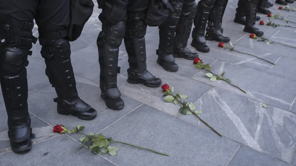 ﻿- simbolična fotografija - policija - policisti - nageljni- 15.09.2021 – Trg republike – protest nasprotnikov uvajanja ukrepov PCT (preboleli, cepljeni, testirani) – protestni shod okoli 8000 protestnikov združena pod protestnim sloganom "Upor ljudstva". ki je zahtevala odpravo PCT-ukrepov – Epidemija koronavirus COVID-19 //FOTO: Jaka Gasar