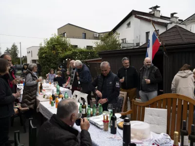 Nekaj več kot štirideset prebivalcev Andričeve ulice je poskrbelo, da je bilo druženje na pikniku pred garažami tudi kulinarično popolno. Foto: Nik Erik Neubauer