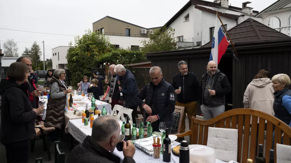 Nekaj več kot štirideset prebivalcev Andričeve ulice je poskrbelo, da je bilo druženje na pikniku pred garažami tudi kulinarično popolno. Foto: Nik Erik Neubauer