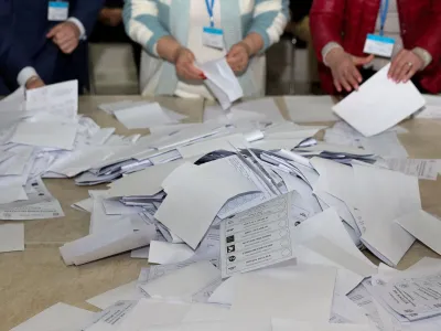 Members of an electoral commission count votes after polling stations closed in the course of Moldova's presidential election and a referendum on joining the European Union, in Chisinau, Moldova October 20, 2024. REUTERS/Stringer   TPX IMAGES OF THE DAY