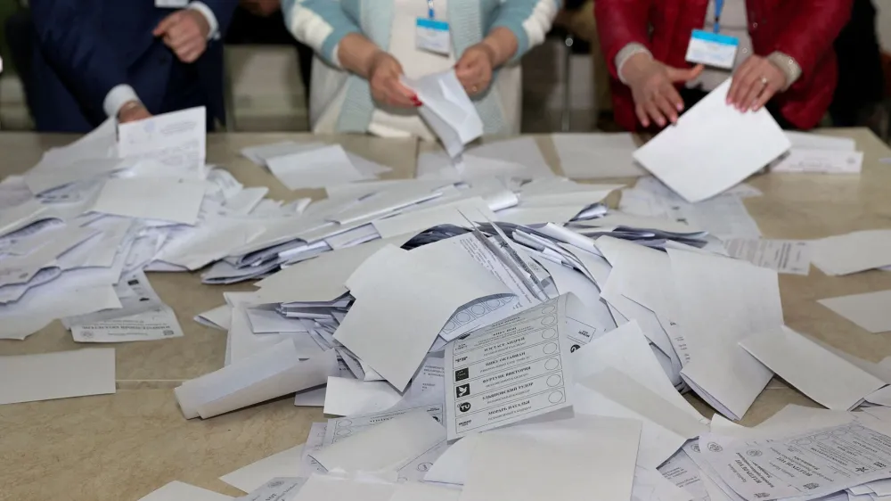 Members of an electoral commission count votes after polling stations closed in the course of Moldova's presidential election and a referendum on joining the European Union, in Chisinau, Moldova October 20, 2024. REUTERS/Stringer   TPX IMAGES OF THE DAY