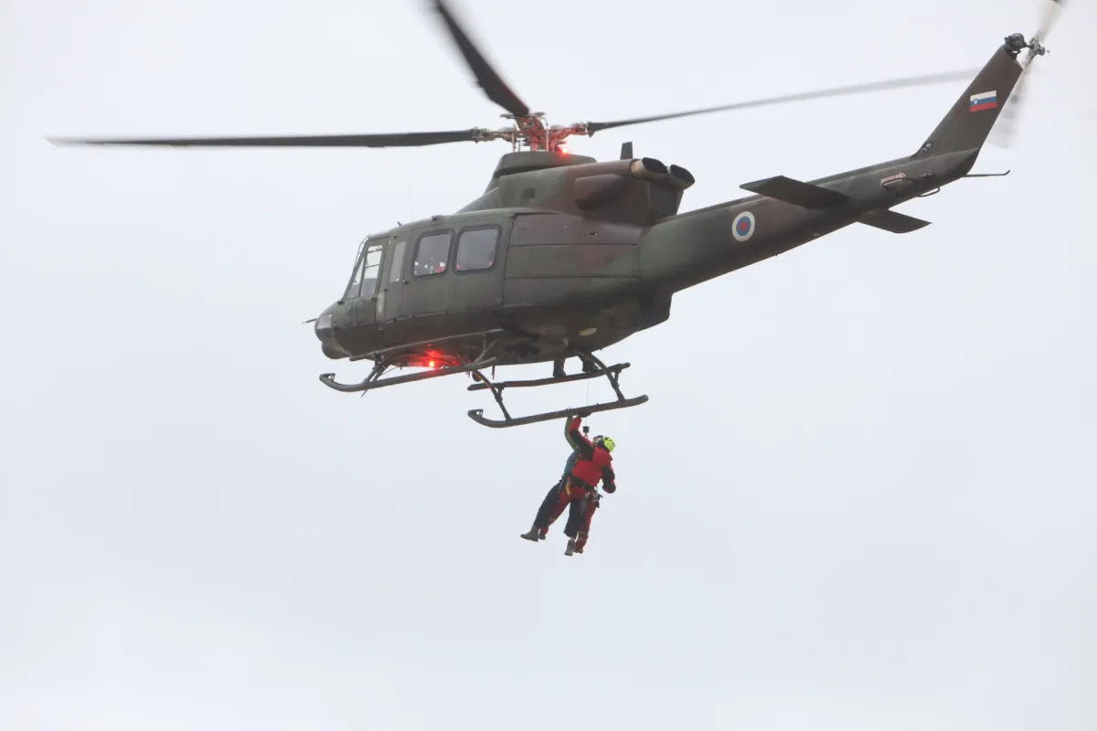 - Poplavljeno naselje Sorška cesta v Škofja Loki.- Reševanje družine iz poplavljene hiše z vojaškim helikopterjem.- 04.08.2023. Močno deževje in hude ujme so zajele vso Slovenijo in povzročile hude poplave, plazove in zastoje v prometu..//FOTO: Bojan Velikonja