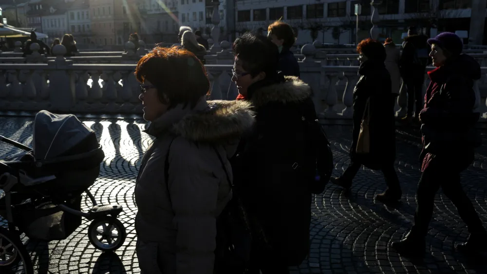 V Ljubljani (na fotografiji je Tromostovje) so starši v zadnjem letu izjemno težko našli pediatrične ambulante, kjer bi sprejeli novorojenčke. Foto: Jaka Gasar 