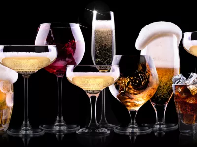 set with different drinks on black background - champagne,cola,cocktail,wine,brandy,whiskey,scotch,vodka,cognac / Foto: Boule13