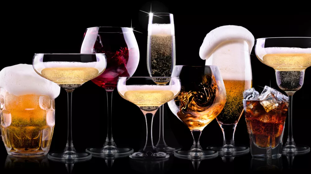 set with different drinks on black background - champagne,cola,cocktail,wine,brandy,whiskey,scotch,vodka,cognac / Foto: Boule13