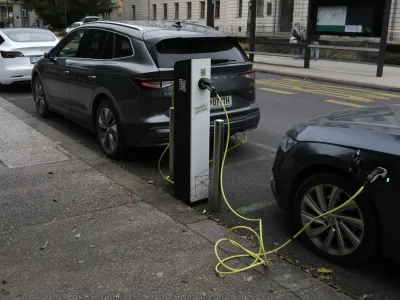 Novi električni avti se v Sloveniji ne prodajajo tako dobro, kot so odgovorni pričakovali. Njihov delež med vsemi prodanimi je bil oktobra zgolj 5,6 odstotka. Foto: Luka Cjuha