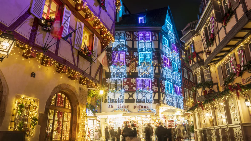 Colmar France on November 27, 2023: Traditional ferrys half timbered houses in Petite Venise, old town of Colmar decorated and illuminated at Christmas time Alsace France / Foto: Ana Del Castillo