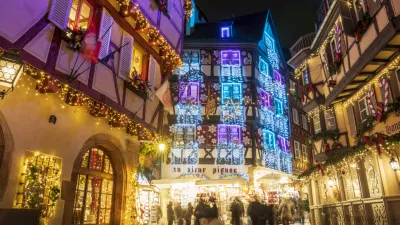 Colmar France on November 27, 2023: Traditional ferrys half timbered houses in Petite Venise, old town of Colmar decorated and illuminated at Christmas time Alsace France / Foto: Ana Del Castillo