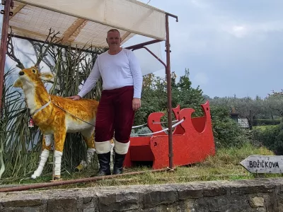 Kažipot in jelenček Rudolf označujeta Božičkovo delavnico. / Foto: Katja Gleščič