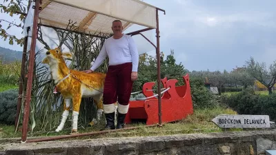 Kažipot in jelenček Rudolf označujeta Božičkovo delavnico. / Foto: Katja Gleščič