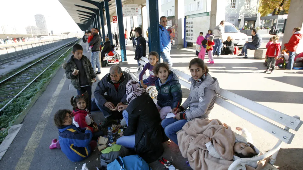 ﻿- 20.10.2015 - Železniška postaja Ljubljana - otroci - otrok - družina - Begunci 2015 - migracije po zahodni balkanski poti - migracijska pot beguncev iz Sirije, Afganistana in Iraka čez Balkan proti zahodniEvropi - evropska begunska kriza - migranti //FOTO: Tomaž Skale