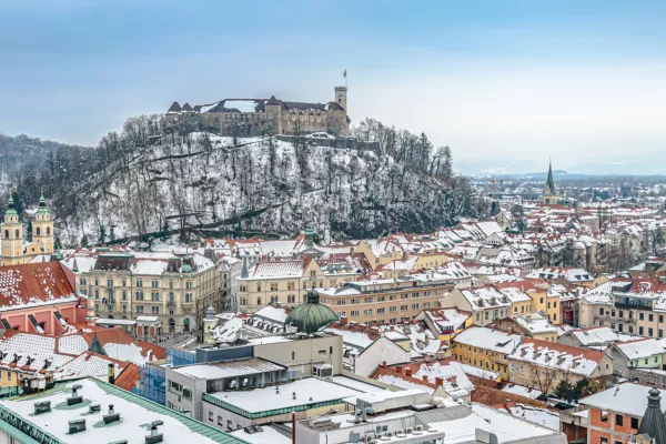 Ljubljana pod rahlo odejo snega. / Foto: Istock