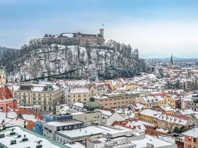 Ljubljana pod rahlo odejo snega. / Foto: Istock