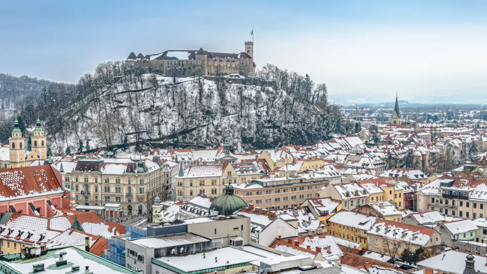 Ljubljana pod rahlo odejo snega. / Foto: Istock