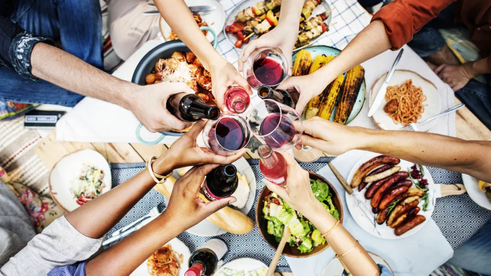 Aerial view of people toasting together / Foto: Rawpixel