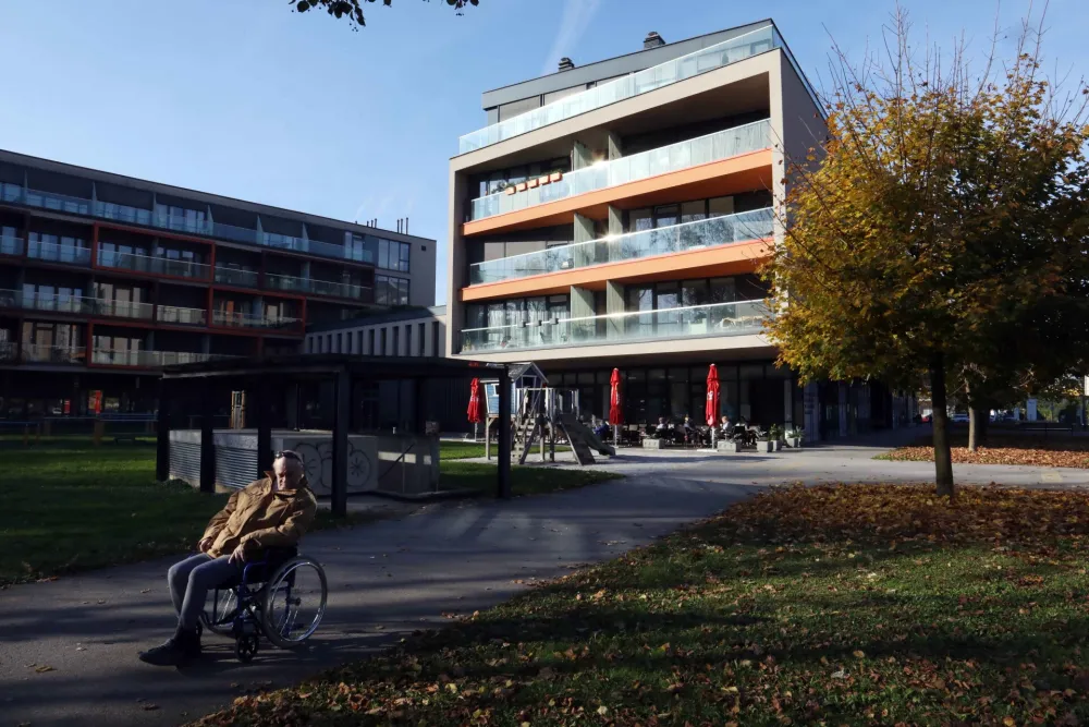 Podjetje Deos (na fotografiji njihov dom starejših v ljubljanskem Trnovem) meni, da je ureditev, po kateri koncesionarji ne smejo izplačevati dobička družbenikom, neustavna, zato so predlagali ustavno presojo. Foto: Tomaž Skale 