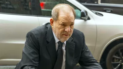 Osramočen Harvey Weinstein aprila na poti na sodišče. F Reuters