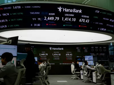 Currency dealers work in front of an electronic board showing the Korean Composite Stock Price Index (KOSPI) in the dealing room of a bank in Seoul, South Korea, December 5, 2024. REUTERS/Kim Soo-hyeon