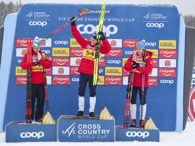 Norvežan Martin Nyenget (v sredini) se je takole veselil uspeha na desetkilometrski preizkušnji v Lillehammerju. F dpa