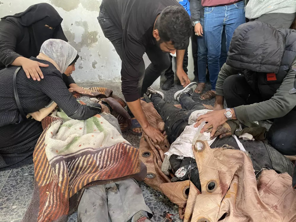 02 December 2024, Palestinian Territories, Gaza City: People transport the bodies of Palestinians who died as a result of an Israeli strike, to Al Ahli hospital. Photo: Hadi Daoud Apaimages/APA Images via ZUMA Press Wire/dpa