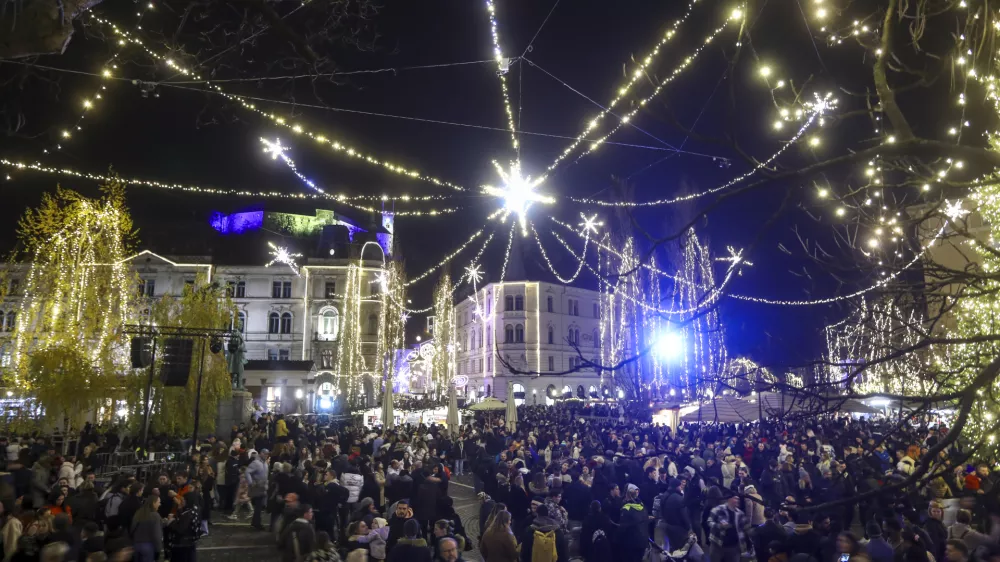 Mestna občina Ljubljana ne razmišlja o zamenjavi novoletne okrasitve. Foto: Luka Cjuha