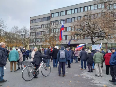 Nasprotnike gradnje kanala C0, ki se udeležujejo shodov pred ljubljansko mestno hišo, je mestni svetnik Aleš Primc tokrat povabil na shod pred stavbo upravne enote na Linhartovi cesti. Foto: Vanja Brkić