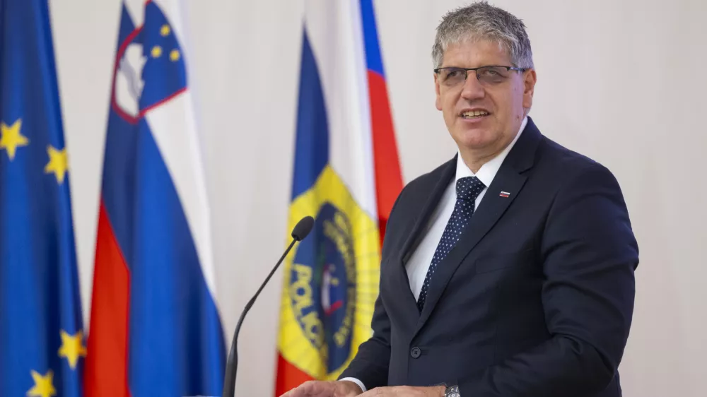 Ljubljana, MNZ.Minister za notranje zadeve Bostjan Poklukar in generalni direktor policije Senad Jusic sta sprejela vrhunske sportnike in trenerje, zaposlene v policiji, ki so se udelezili olimpijskih iger v Parizu.Minister za notranje zadeve Bostjan Poklukar.