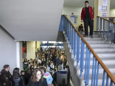 Državna štipendija je dopolnilni prejemek za tiste, ki prihajajo iz socialno šibkih družin. Foto: Jaka Gasar