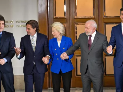 06 December 2024, Uruguay, Montevideo: (L-R) Argentina's President Javier Milei, Uruguay's President Luis Lacalle Pou, European Commission President Ursula von der Leyen, Brazil's President Luiz Inacio Lula da Silva and Paraguay's President Santiago Pena pose for the family picture of the Mercosur Summit in Montevideo. The European Commission and the South American trade bloc Mercosur announce the EU-Mercosur deal to create a huge free trade zone, after almost 25 years of talks. Photo: Santiago Mazzarovich/dpa