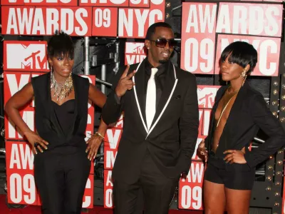 2X88K2R Sean "P. Diddy" Combs with Kalenna Harper and Dawn Richard of Dirty Money arriving at The 2009 MTV Video Music Awards at Radio City Music Hall in New York City on September 13, 2009. Photo Credit: Henry McGee/MediaPunch