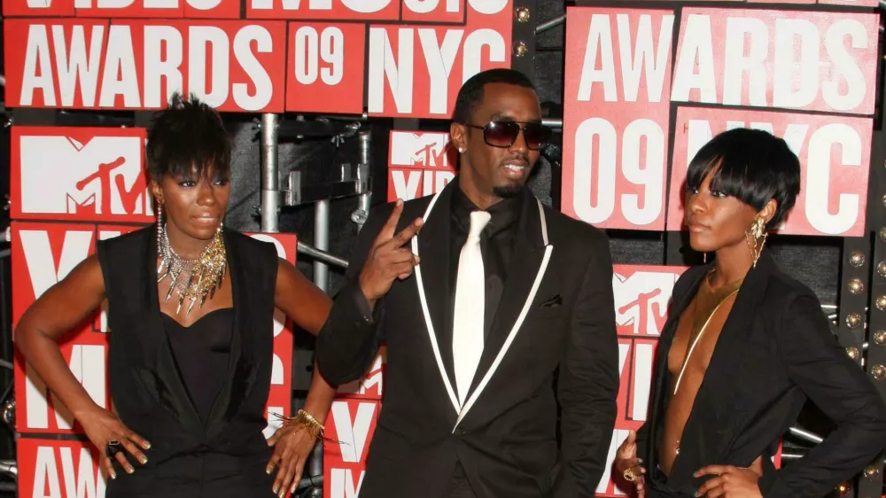 2X88K2R Sean "P. Diddy" Combs with Kalenna Harper and Dawn Richard of Dirty Money arriving at The 2009 MTV Video Music Awards at Radio City Music Hall in New York City on September 13, 2009. Photo Credit: Henry McGee/MediaPunch