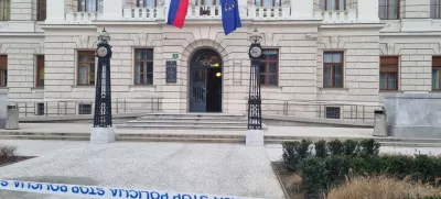 Ljubljana, Tavcarjeva ulica.Policija je zaradi najave moznosti, da je prisoten nevaren predmet, zavarovala osrednjo sodno stavbo na Tavcarjevi ulici v Ljubljani, so za STA pojasnili na Policijski upravi Ljubljana. Stavbo so obdali z zascitnim trakom in onemogocili dostop do nje.