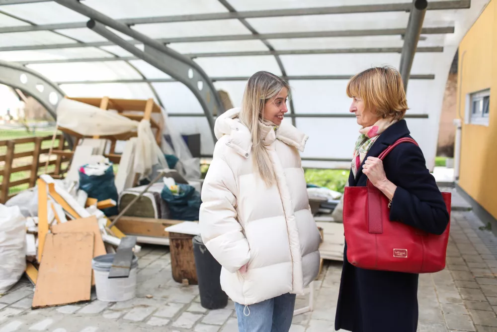 - Isabelle Morel Bera in hčerka Vanessa.- 07.03.2024. - Iskrica Nedeljskega Dnevnika. Moste pri Komendi, lastnica Isabelle Morel Berae, kateri so poplave leta 2023 premaknile specialno narejeno hišo iz temeljev.//FOTO: Bojan Velikonja / Foto: Bojan Velikonja