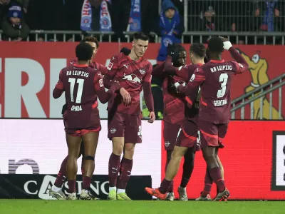 Soccer Football - Bundesliga - Holstein Kiel v RB Leipzig - Holstein-Stadion, Kiel, Germany - December 7, 2024 RB Leipzig's Benjamin Sesko celebrates scoring their first goal with teammates REUTERS/Cathrin Mueller DFL REGULATIONS PROHIBIT ANY USE OF PHOTOGRAPHS AS IMAGE SEQUENCES AND/OR QUASI-VIDEO.