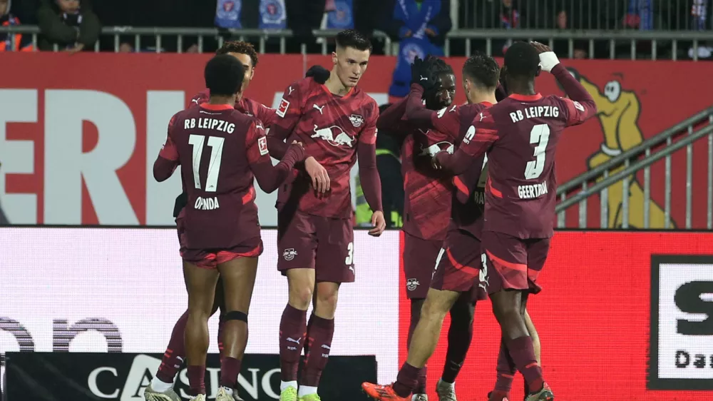 Soccer Football - Bundesliga - Holstein Kiel v RB Leipzig - Holstein-Stadion, Kiel, Germany - December 7, 2024 RB Leipzig's Benjamin Sesko celebrates scoring their first goal with teammates REUTERS/Cathrin Mueller DFL REGULATIONS PROHIBIT ANY USE OF PHOTOGRAPHS AS IMAGE SEQUENCES AND/OR QUASI-VIDEO.