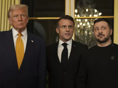 French President Emmanuel Macron, center, poses with President-elect Donald Trump, left, and Ukraine's President Volodymyr Zelenskyy at the Elysee Palace, Saturday, Dec. 7, 2024 in Paris. (AP Photo/Aurelien Morissard)