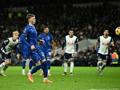 Soccer Football - Premier League - Tottenham Hotspur v Chelsea - Tottenham Hotspur Stadium, London, Britain - December 8, 2024 Chelsea's Cole Palmer scores their fourth goal from the penalty spot REUTERS/Dylan Martinez EDITORIAL USE ONLY. NO USE WITH UNAUTHORIZED AUDIO, VIDEO, DATA, FIXTURE LISTS, CLUB/LEAGUE LOGOS OR 'LIVE' SERVICES. ONLINE IN-MATCH USE LIMITED TO 120 IMAGES, NO VIDEO EMULATION. NO USE IN BETTING, GAMES OR SINGLE CLUB/LEAGUE/PLAYER PUBLICATIONS. PLEASE CONTACT YOUR ACCOUNT REPRESENTATIVE FOR FURTHER DETAILS..   TPX IMAGES OF THE DAY