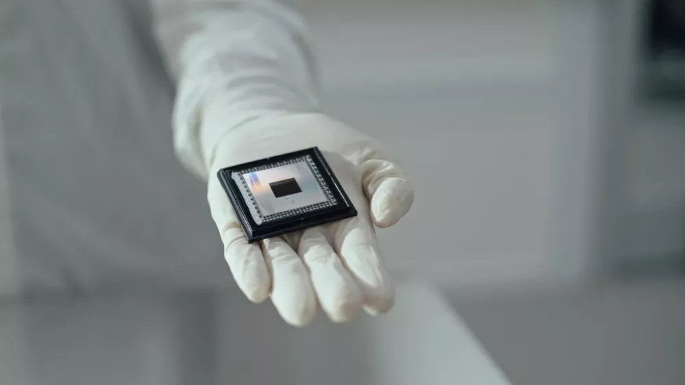 A person shows Google Quantum AI's "Willow" chip, in this undated handout photo obtained by Reuters on December 6, 2024. Google/Handout via REUTERS  THIS IMAGE HAS BEEN SUPPLIED BY A THIRD PARTY. NO RESALES. NO ARCHIVES. / Foto: Google