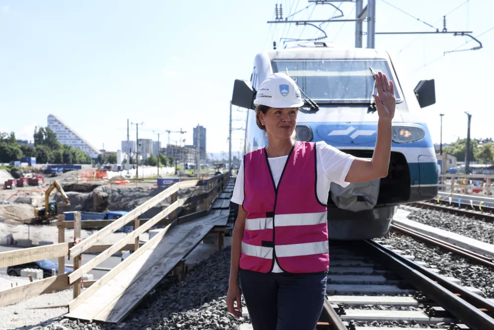 ministrica za infrastrukturo Alenka Bratušek- 08.08.2024 - Ogled gradbišča nadomestnega železniškega nadvoza na Dunajski cesti - gradbišče, železnica, delavci, gradnja, infrastruktura, vlak //FOTO: Jaka Gasar