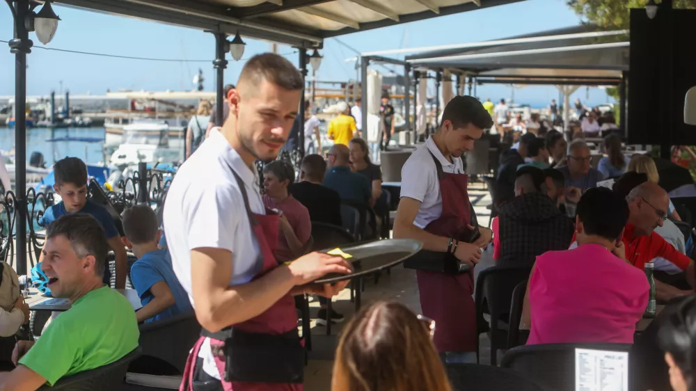 - 29.04.2024. Natakarja v kavarni in slaščičarni v Izoli._strežba, gostinstvo, turizem, pomanjkanje turističnih delavcev.- Predlog za prvomajsko čestitko. //FOTO: Bojan Velikonja / Foto: Bojan Velikonja