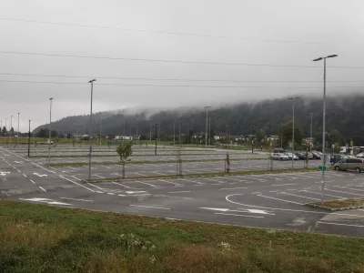 Občina bo na parkiriščih na Dolgem mostu, Barju in v Stanežičah zasebniku dovolila postavitev samopostrežnih montažnih avtopralnic. Foto: Luka Cjuha 