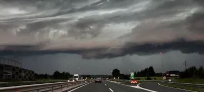 - Nevihta, nevihtni oblak. Štajerska avtocesta Maribor Ljubljana, oblaki - PREGLED LETA 2023- 19.07.2023 – vreme - oranžno opozorilo za celotno Slovenijo – nevihtni pas - nevihte //FOTO: Bojan Velikonja